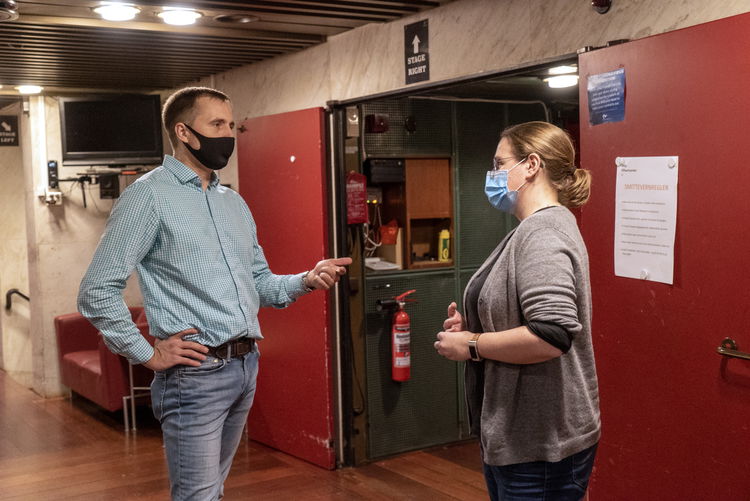 Dirigent Vasily Petrenko og musiker Louisa Tuck.